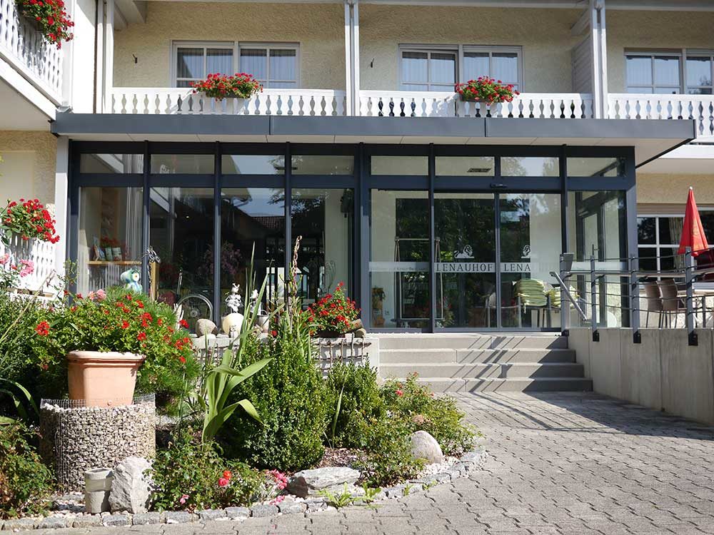 Der Eingangsbereich vom Hotel Lenauhof in Bad Birnbach.