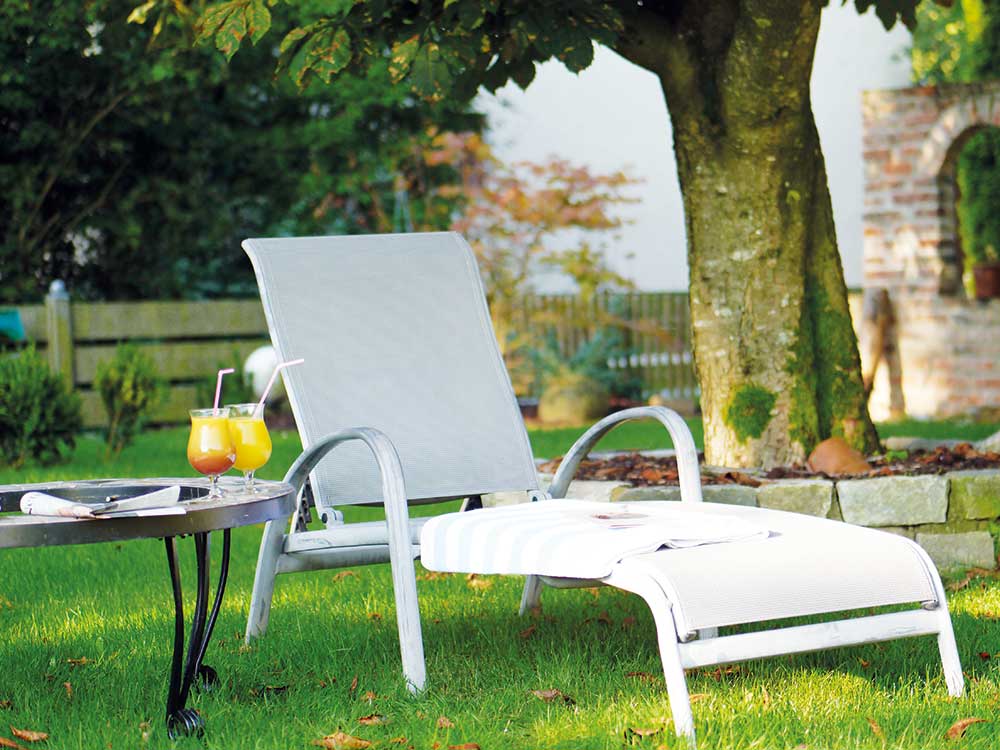 Liegestuhl im Garten vom Hotel Lenauhof in Bad Birnbach.