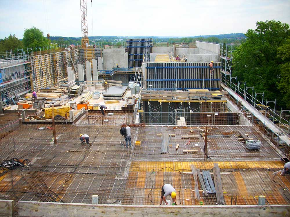 Bauarbeiter der Firma Kellhuber aus Eggenfelden auf einer Baustelle.