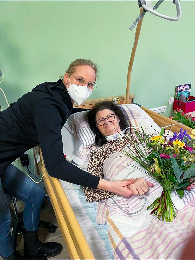 Eine Mitarbeiterin von Wiehler & Wiehler Intensivpflege besucht eine Patientin.