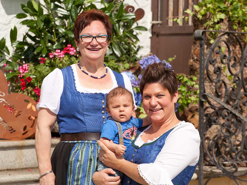 Chefin Monika Scheichl mit Mutter und Sohn