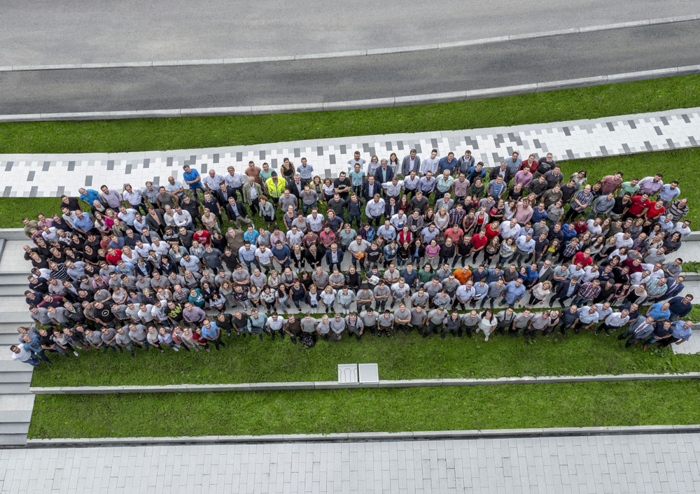 Das Lindner Team des Unternehmenshauptsitzes in Arnstorf im Landkreis Rottal Inn auf der Wiese vor dem Gebäude