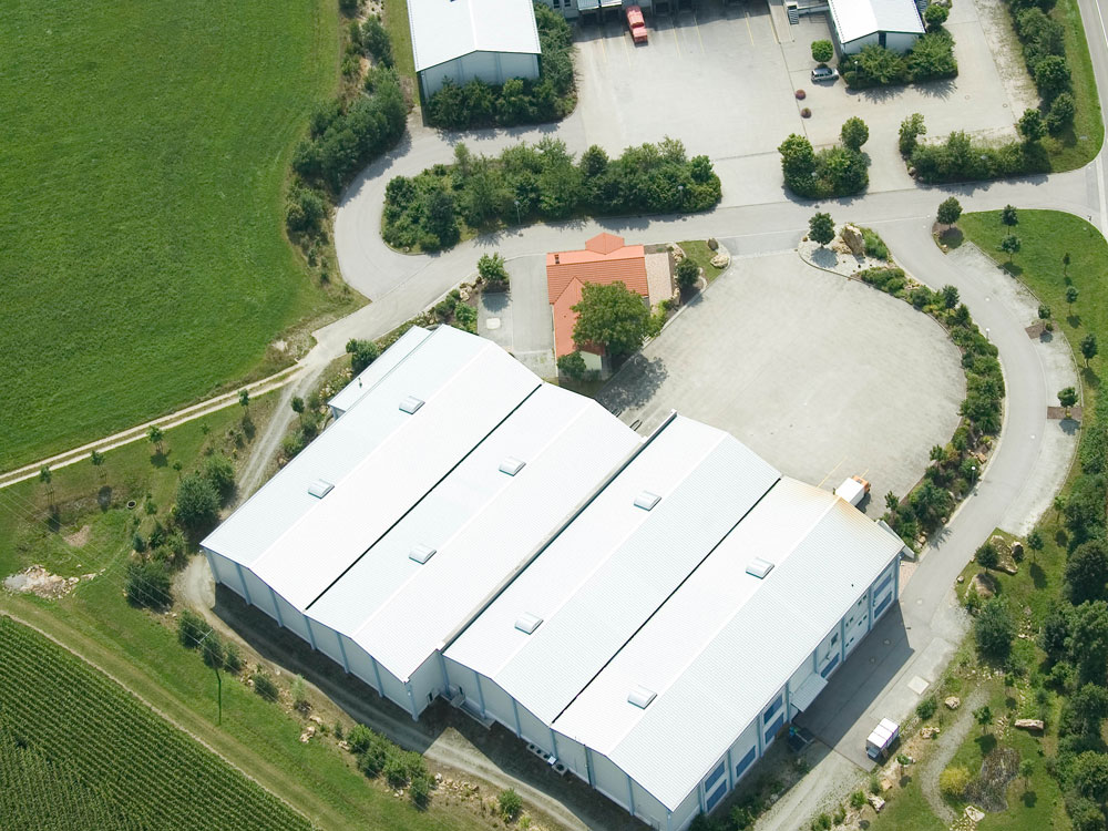 Ein Luftbild vom Firmenstandort der Bio-Zentrale, die Naturprodukte herstellt und in Niederbayern rund 60 Teammitglieder
