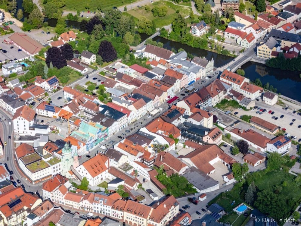 Das Stadtzentrum von Vilsbiburg mit Sicht auf die Vilsbrücke über den Fluss