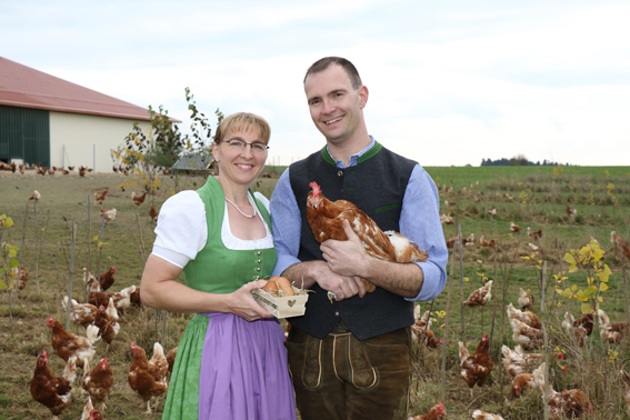 Rosemarie und Thomas Heumeier mit ihren Freilandhühnern und den produzierten Eiern