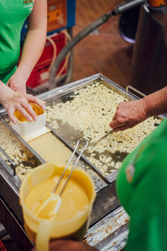 Auf dem Heumeier-Hof werden Spaetzle frisch aus reinen Zutaten zubereitet