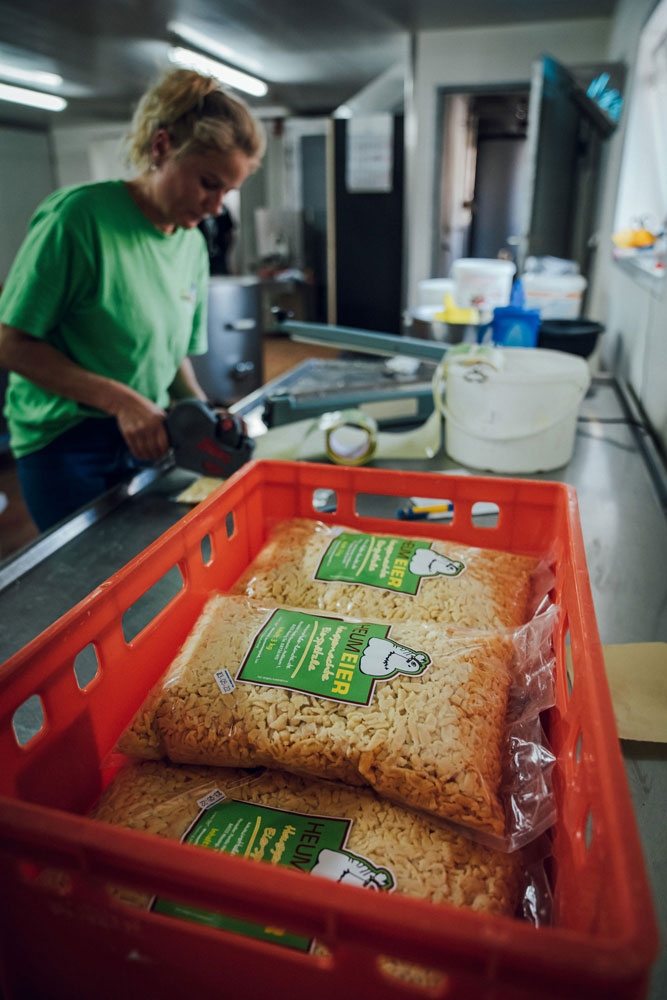 Die hausgemachten Spaetzle von Rottaler Landei werden von einer Mitarbeiterin verpackt